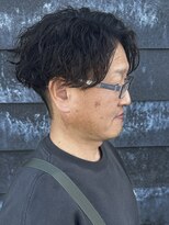 ヒュイル バイ ニアウ(Hwyl by Niau) メンズセンターパートパーマツイストパーマスパイラルパーマ