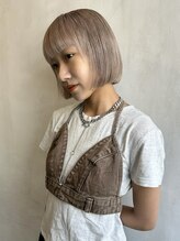 《ハイトーン×コンパクトボブ》再現性にこだわったカットで仕上げる、ミニマルなボブスタイル。