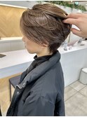 大人ハイライト白髪ぼかしミルクティーベージュショートボブ