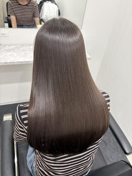 グラム(gram) 大人女子の艶感ブラウンストレート