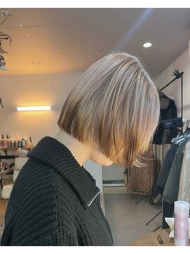 カルテ(QUARTE) ブロンドベージュのルーツカラー