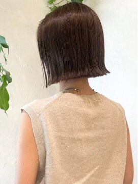 ミロア 薬院(miroa) グレージュカラー 外ハネボブ 切りっぱなし 艶髪ショートボブ