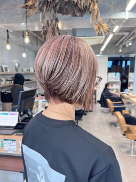 クラム(clam.) 明るい白髪染め×前下がりショートボブ