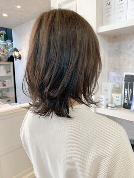 キャアリー(Caary) 福山市美容室Caary人気 似合わせカット 外ハネレイヤーミディ