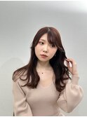 オフィスでも可愛く過ごせるゆる巻きスタイル