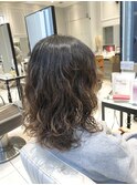 顔まわりのレイヤーが可愛い　ミディアムパーマスタイル