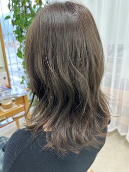 大人女性のお悩みに合わせたカラーで理想の色味を実現♪ダメージレスで艶のある美しい仕上がりに◎