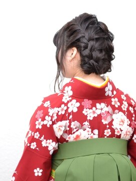 卒業式で袴の髪型ミディアムハーフアップや編み込み黒髪でヘアアレンジ