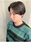 ハンサムショート、センターパート、ブルーブラック