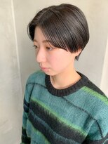 テトヘアー(teto hair) ハンサムショート、センターパート、ブルーブラック