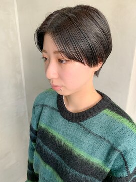 テトヘアー(teto hair) ハンサムショート、センターパート、ブルーブラック