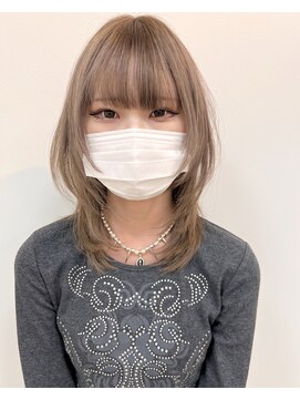 シイノ(Siino) ミディアムレイヤーとミルクティー