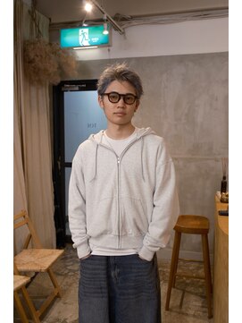 トゥ(TOE) ブルーアッシュ×スパイキーショート