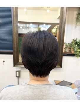 エルムトウキョウ(ELM Tokyo) 自然なボリュームを残した酸性ストレートで艶髪