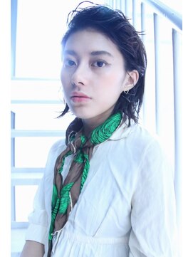 ブーケ(BOUQUET) スカーフと白シャツに似合うヘアスタイル 外ハネ 切りっぱなし