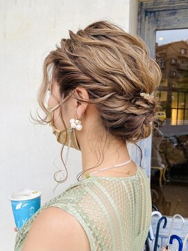 エイミーバイアフロート(amie  by afloat) ◆ ルーズな立体感！丸みシルエットのまとめ髪