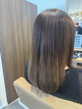 リノ 金山(Rino) デザインカラー/レイヤーカット/ウェットヘア/オリーブベージュ