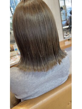 ヴィサージュクルー(VISAGE crew) 外ハネ肩レングス×透明感のあるアッシュベージュカラー