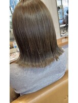 ヴィサージュクルー(VISAGE crew) 外ハネ肩レングス×透明感のあるアッシュベージュカラー