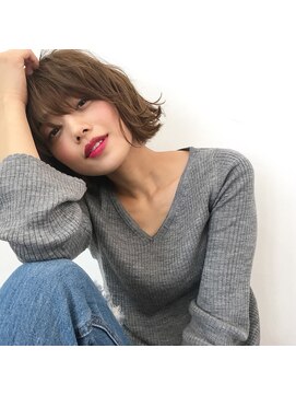 バズ ビー(BUZZ Bee) 外ハネ×ボブ×アッシュベージュ【SHUN】