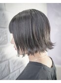 アクティブな外ハネスタイルとダークグレージュカラー
