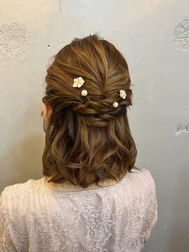 エフェ(effet) ミディアムのねじりハーフアップ