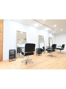 少人数だから出来る丁寧なカウンセリングで現在から数ヶ月先のなりたい髪に。アットホームな空間で癒されて