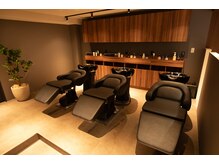 首に負担の少ないフルフラットのシャンプー台