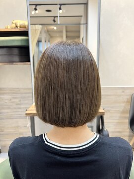 スモーキーベージュ ぱつっとボブ