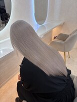 アン(Hair make un) ミルクティーベージュ/ホワイトベージュ/ブリーチカラー