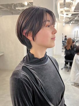 フォト 新宿(foto) ショートヘアシアーカラーワンカールセミディダークアッシュ新宿
