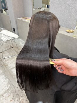 レオクマサク(REOKUMA saku)の写真/ブリーチをしてもダメージレスなさらさら艶髪に！こだわりのトリートメントで上質な手触りを...