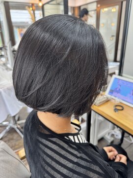 頭のシルエットが綺麗に見える大人ボブ