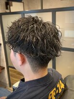 キタセンジュバーバー バイ ティーズ(KITASENJU BARBER by T's)&nbsp;ツイストパーマ　ツーブロック　アップバング