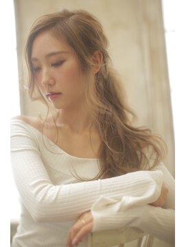 アキオドットヘアー(AKIO.hair) 顔まわりレイヤー柔らかミルクティーベージュエアリーロング