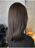 切りっぱなしミディアムボブ顔周りレイヤーカーキグレージュ