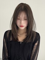 ヨーク(YOKE)&nbsp;ミディアムレイヤーカットオリーブベージュ顔周りカット艶髪