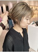 王道ハイライトベージュ前下がりショートボブ耳かけ