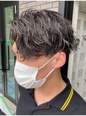 センターパートツイストスパイラルパーマメンズ波巻きパーマ