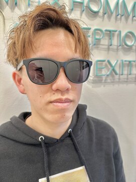 ロミーオム 本厚木(ROMMY. Homme) ツーブロック刈り上げカラーセンターパートメンズヘア