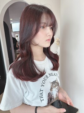クム(QUMU) レッドカラー×韓国ヘア