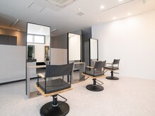 ゆったりとしたお席でくつろぎの時間を。ヘアケア商品もこだわり