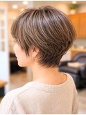 ショートボブ レイヤー アッシュベージュビジネススタイル