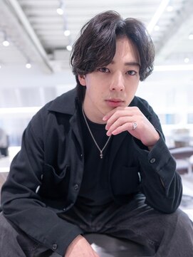 イオ 本厚木(io) 波巻きツイストパーマセンターパートアッシュブラック束感