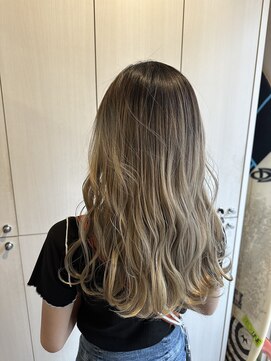 ハロ 蕨(HALO) シャドールーツ×ベージュ【阿部佑香】