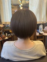 インフィニティ(INFINITY)&nbsp;ナチュラルグレージュの艶グレイカラー×丸みショート