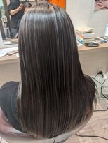 コワファーストナガサキシャンプーボーイ(COIFF1RST NAGASAKI SHAMPOO BOY)&nbsp;ナチュラルコントラストハイライト×ホワイトグレー