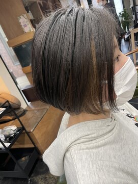 エミタス 三年坂(Emitas) 【岡田】ミニボブ×インナーカラー[アッシュブラック]