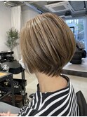 白髪ぼかしハイライト＆前下がりショートボブ丸みショート