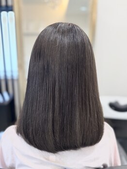 髪本来の美しさにこだわり、綺麗な髪に仕上がる白髪染め。うる艶髪質改善で憧れの艶髪へ導きます。